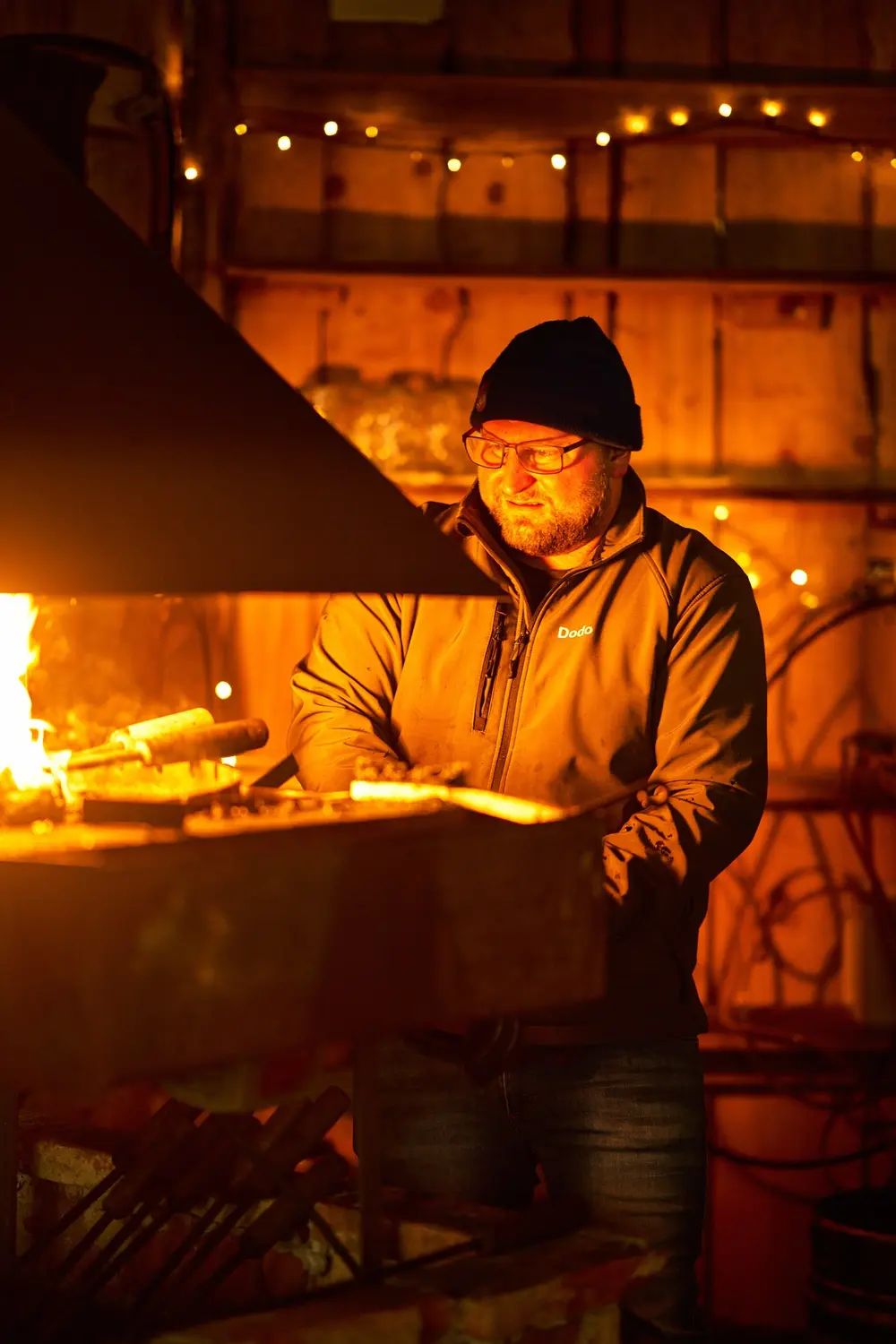 Ein Bursche glüht den Bierstachel im offenen Feuer aus