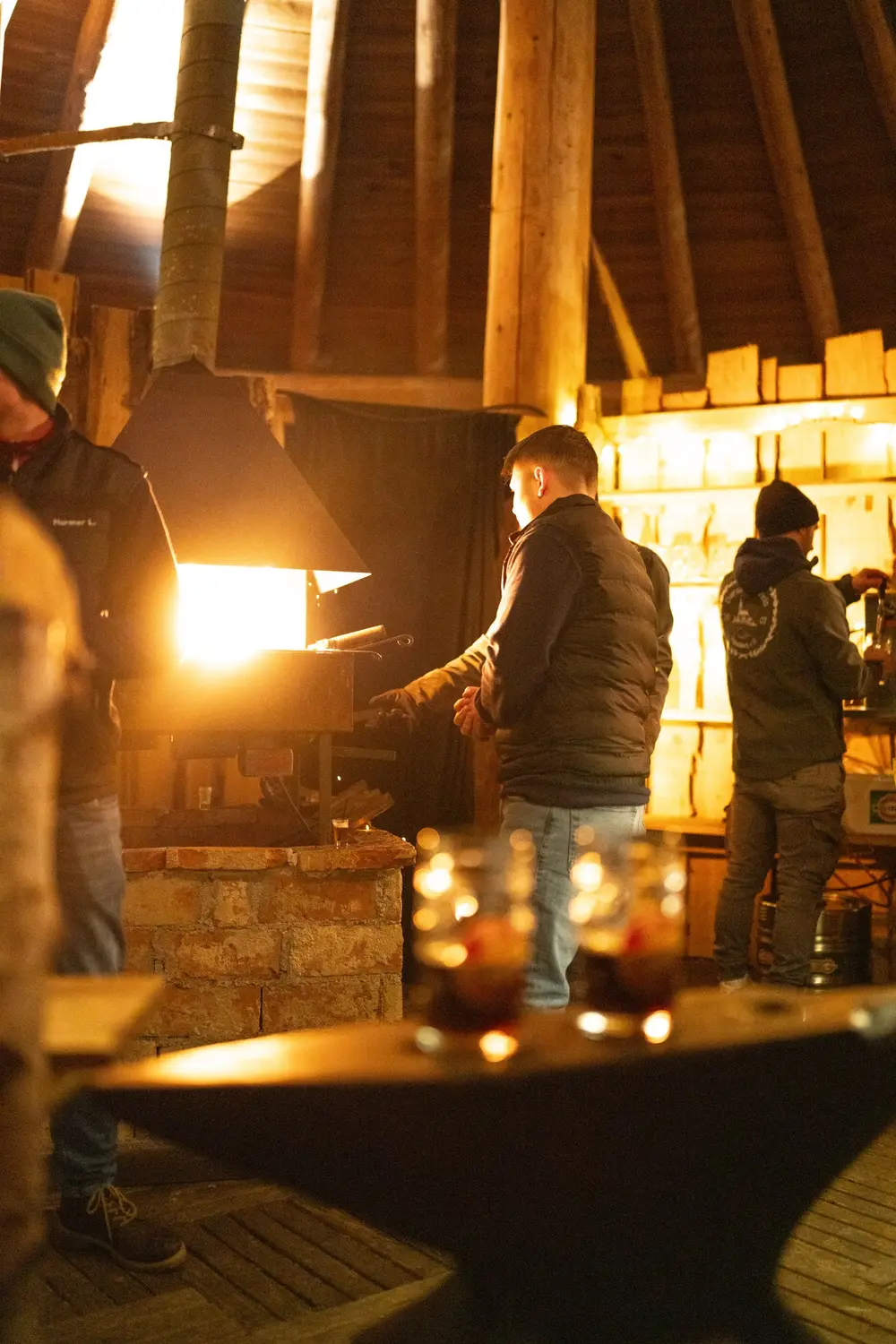 Blick auf den Stand bei Nacht, am Feuer wird der nächste Stachel geglüht