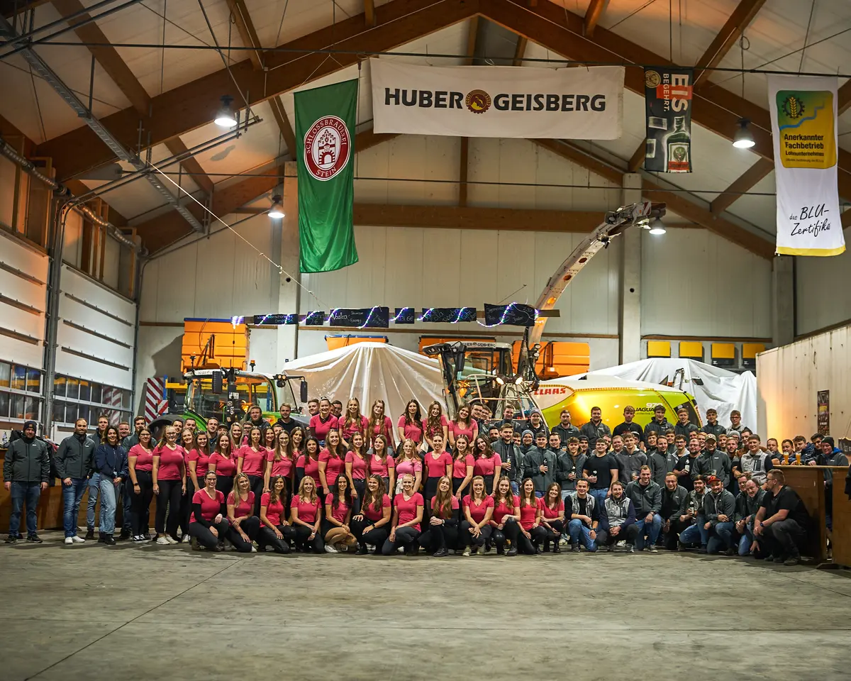 Die Dirndlschaft und die Burschen bei der HD-Party in der Halle in Geisberg