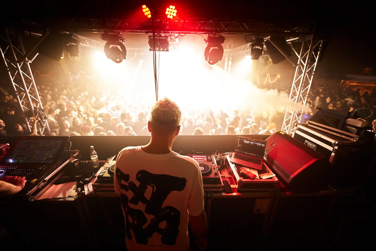 DJ Onewang legt vor der feiernden Menge auf der HD-Party auf
