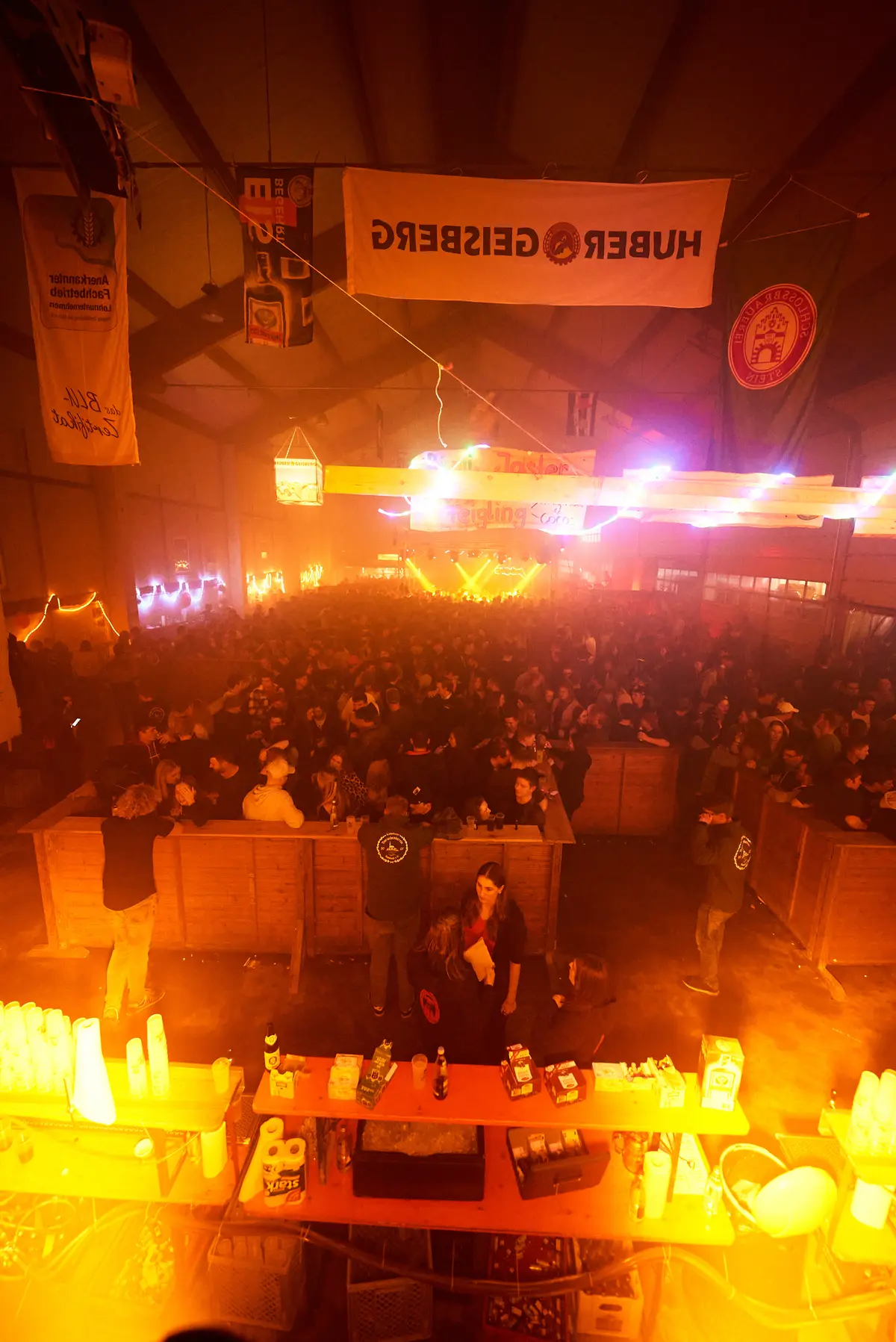 Blick von oben auf Theke und Tanzfläche in der Halle in Geisberg
