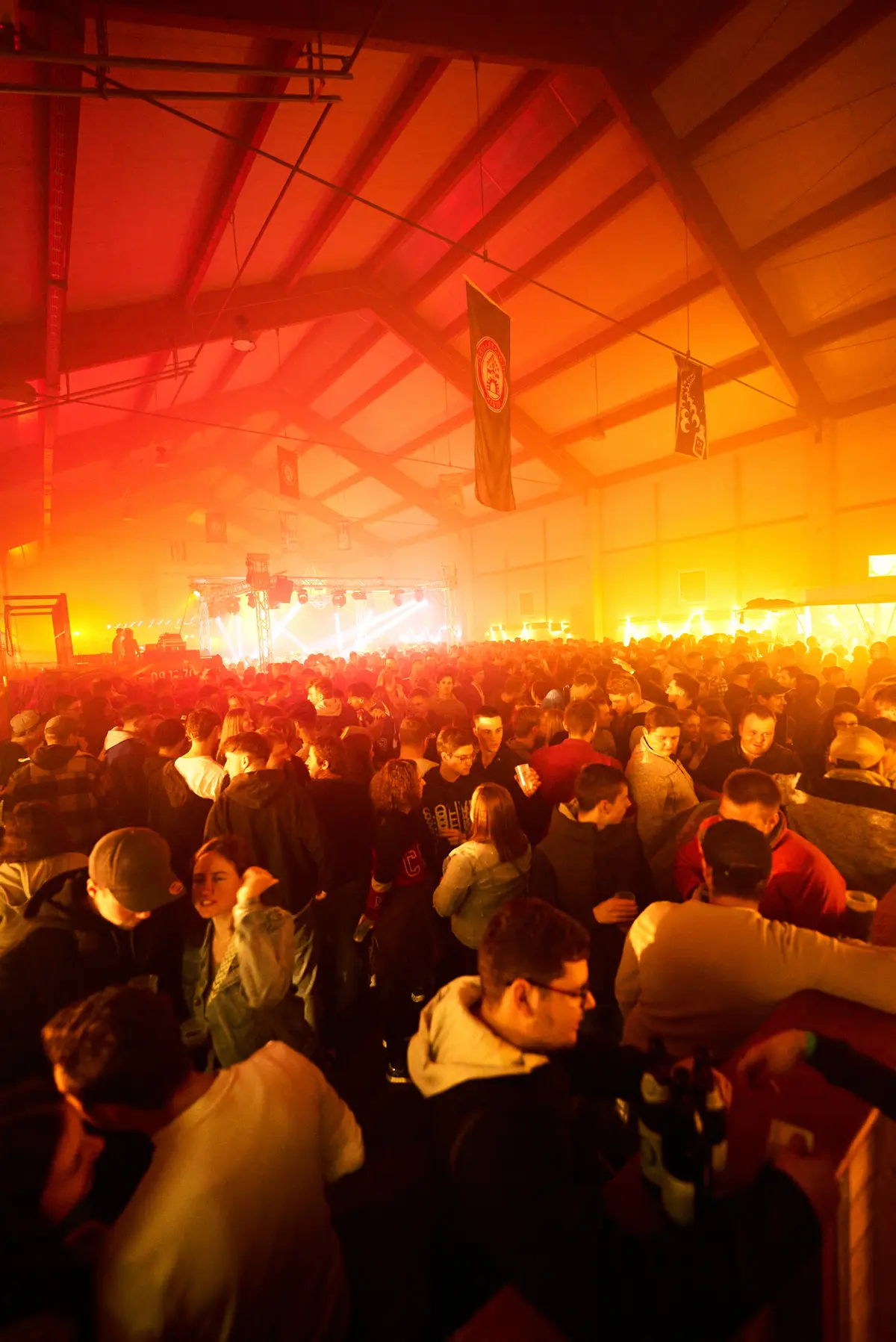 Volle Halle bei der HD-Party mit Partylicht und Nebel