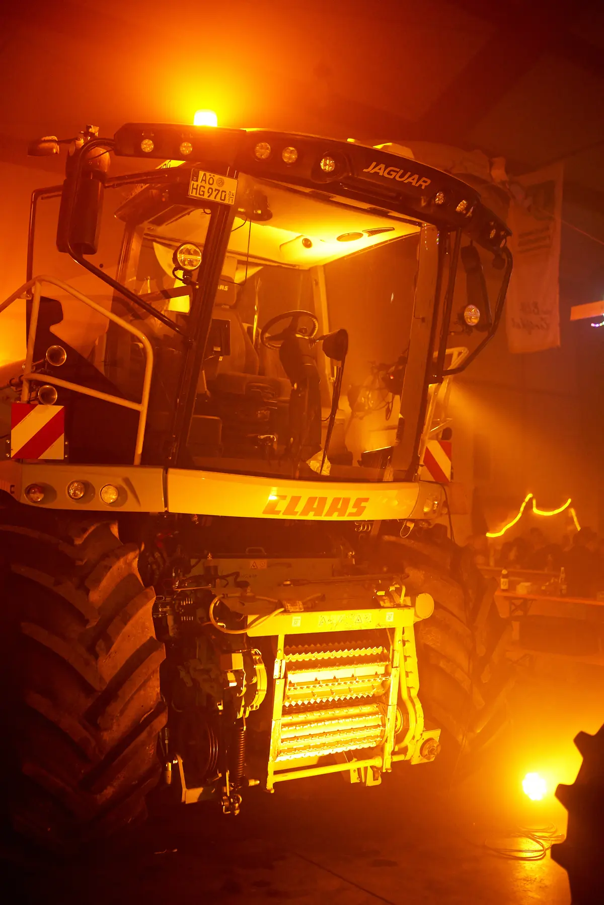 Beleuchteter Häcksler im Nebel der Partyhalle in Geisberg
