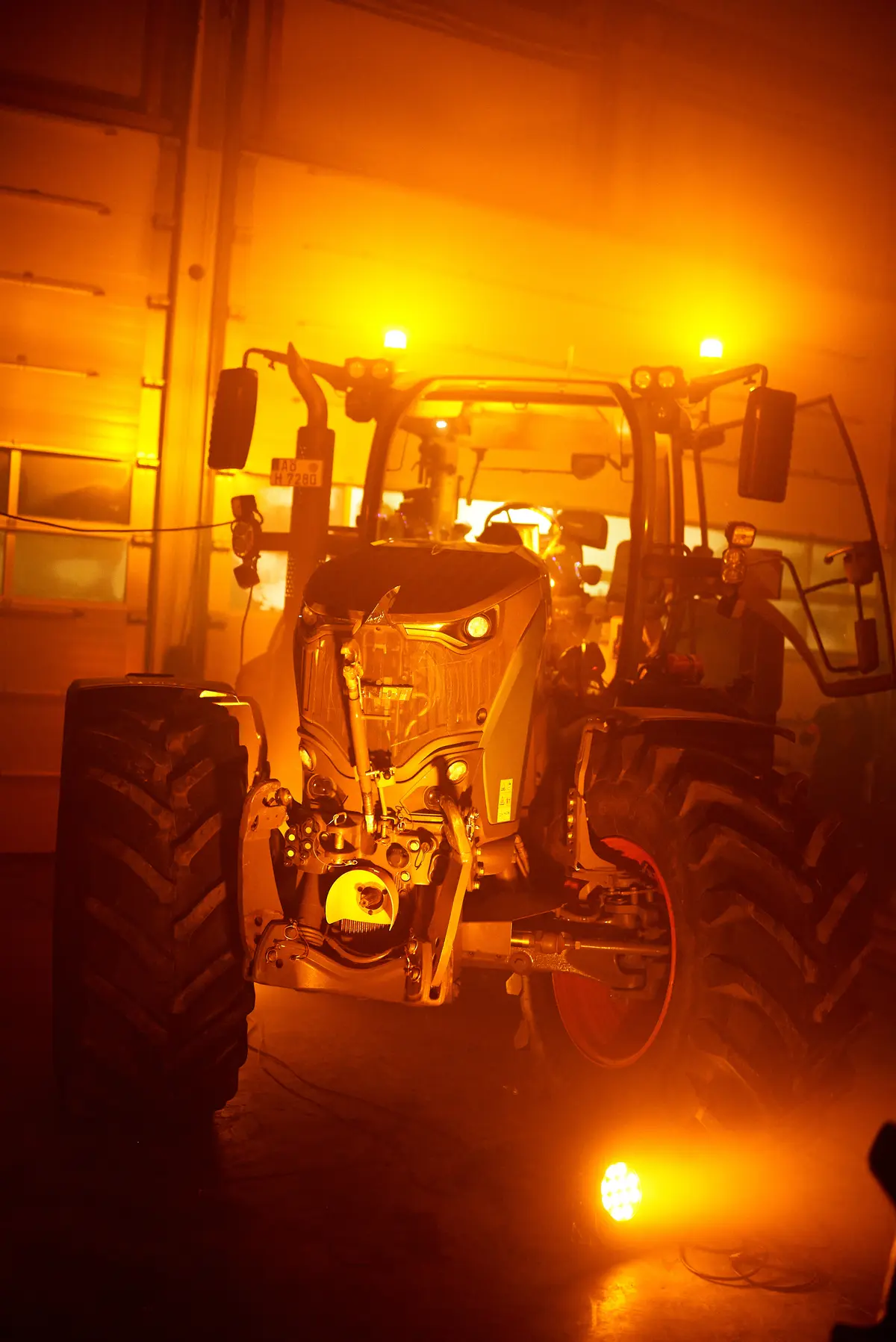 Stimmungsvoll beleuchteter Traktor in der Partyhalle in Geisberg