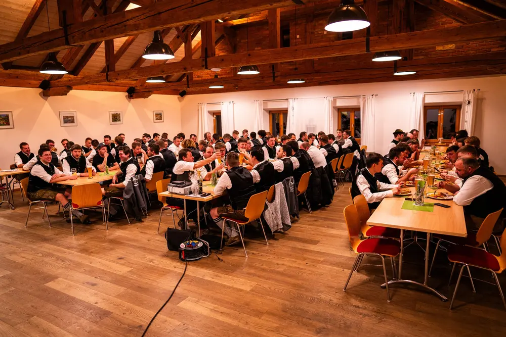Voll besetzte Tischreihen im Saal bei der Jahreshauptversammlung