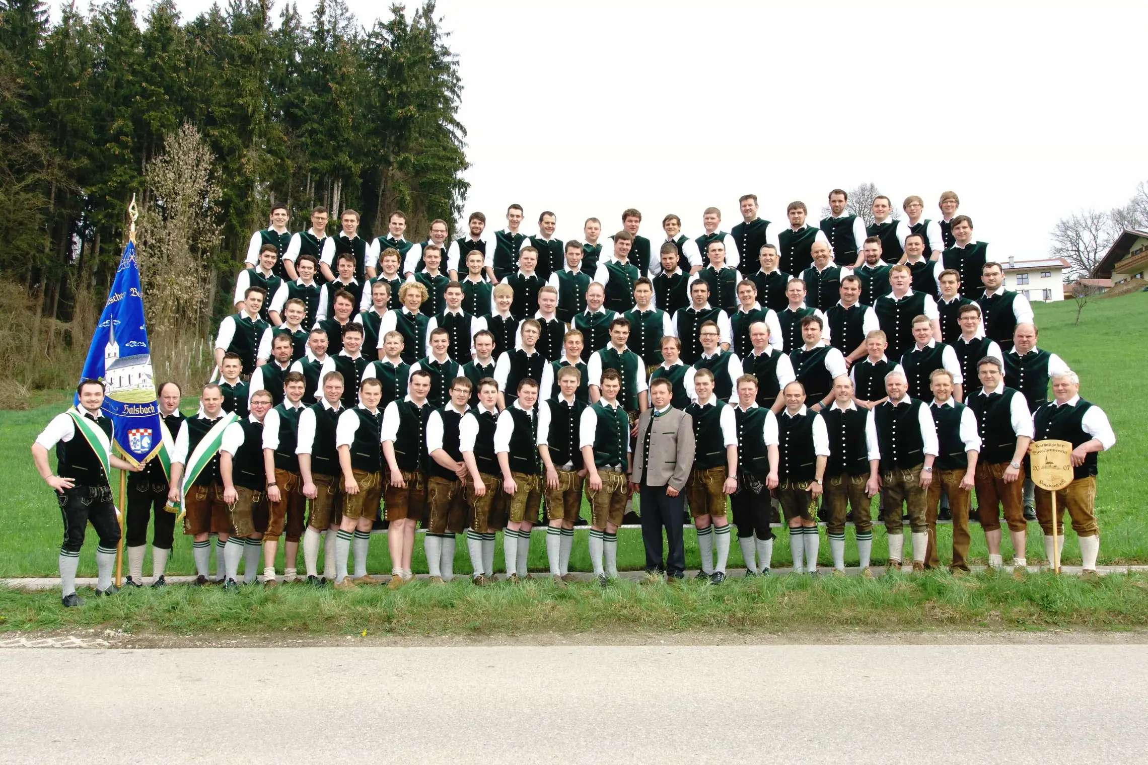 Die Mannschaft des Burschenvereins Halsbach in Tracht